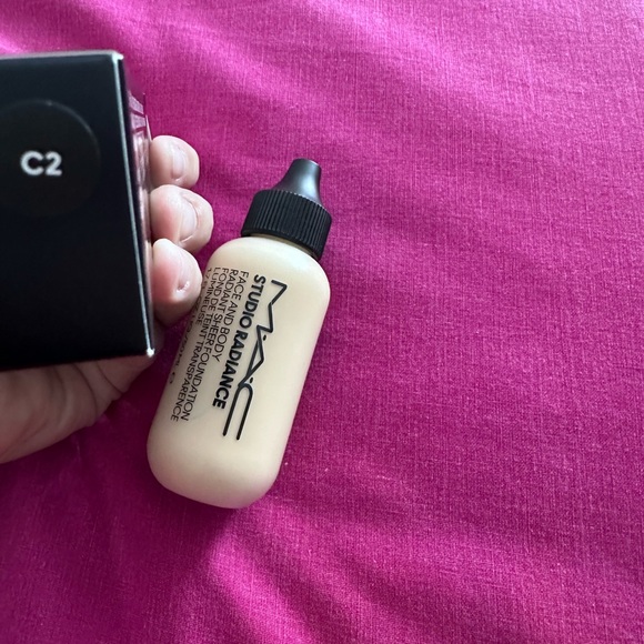 Mac STUDIO RADIANCE FACE AND BODY RADIANT SHEER FOUNDATION 50ML / 1.7 US FLOZ C2 - Picture 6 of 13